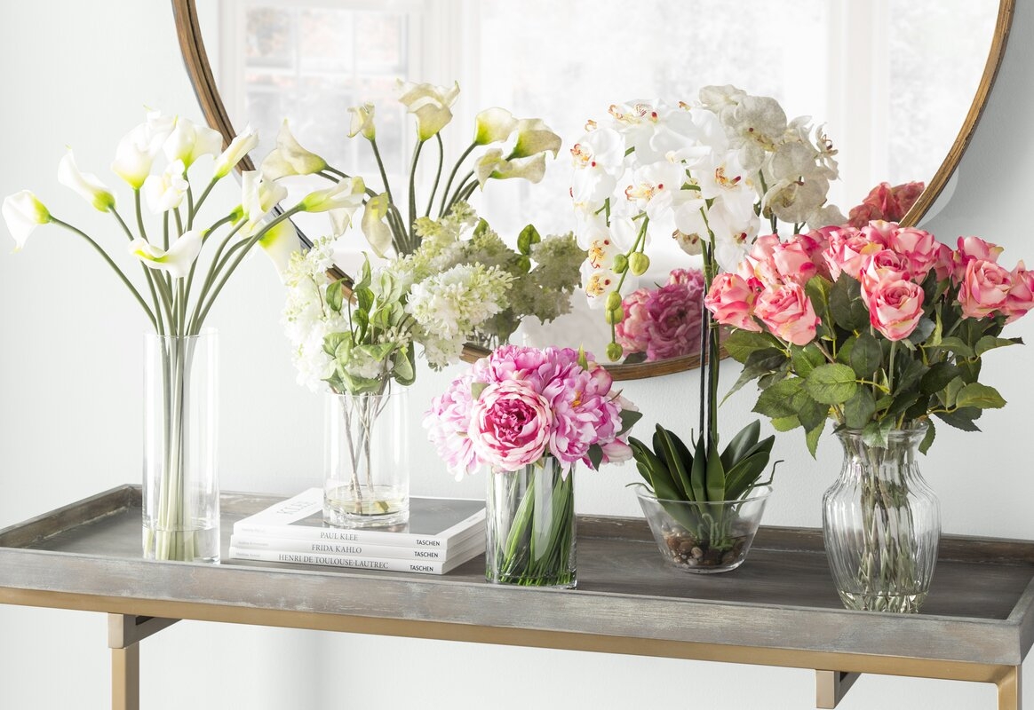 calla lily flower arrangement in flower vase