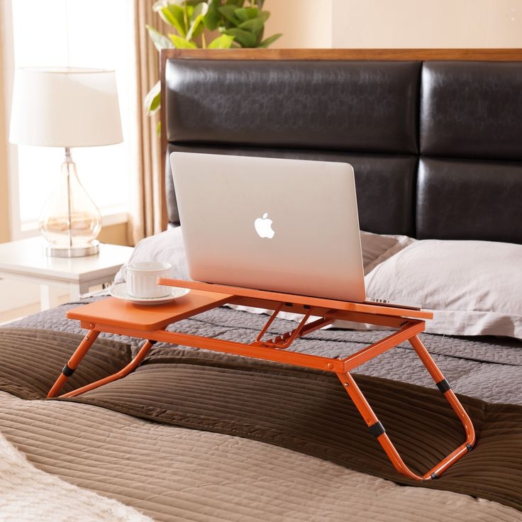 Bed stand. Ноутбук в интерьере. Стол для ноутбука в кровать интерьер. Кроватная подставка для ноутбука. Подставка для ноутбука Xiaomi.
