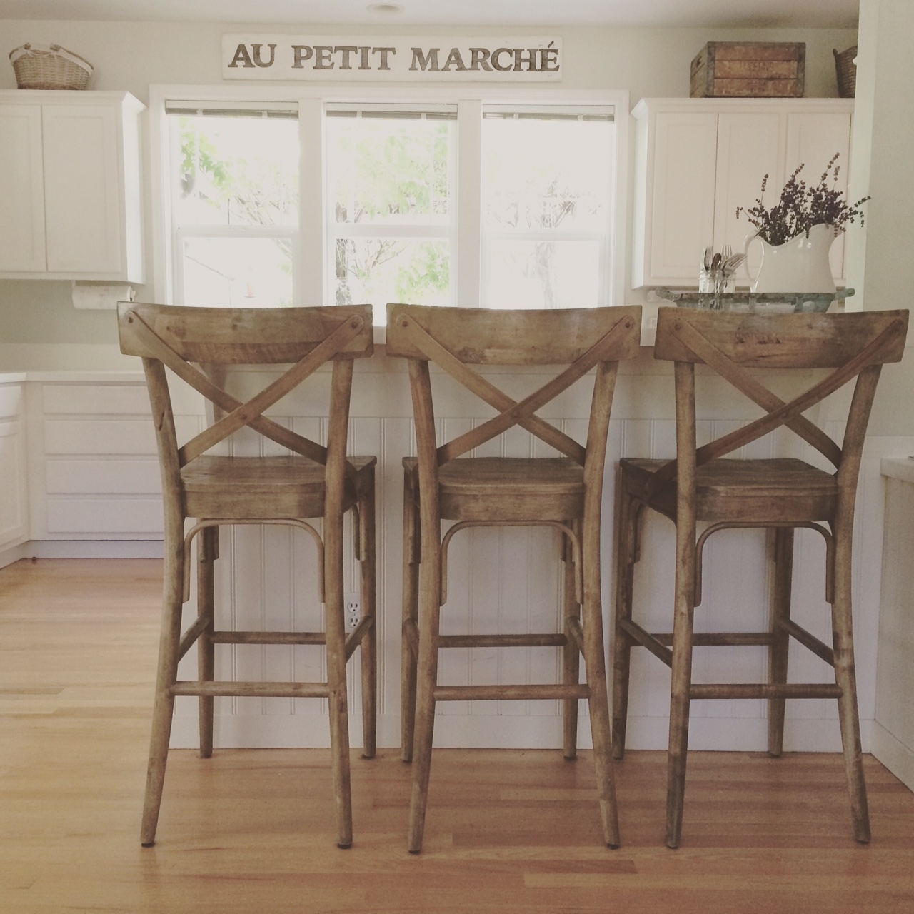 Kitchen Island With Bar Stools Visualhunt, Modern Country Bar Stools