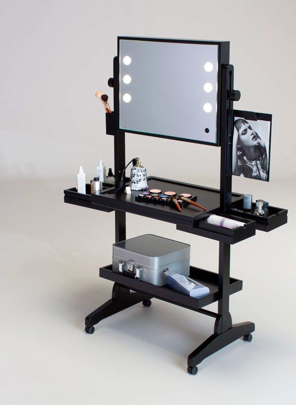 25+ Best Ideas about Vanity Table With Lights on Pinterest
