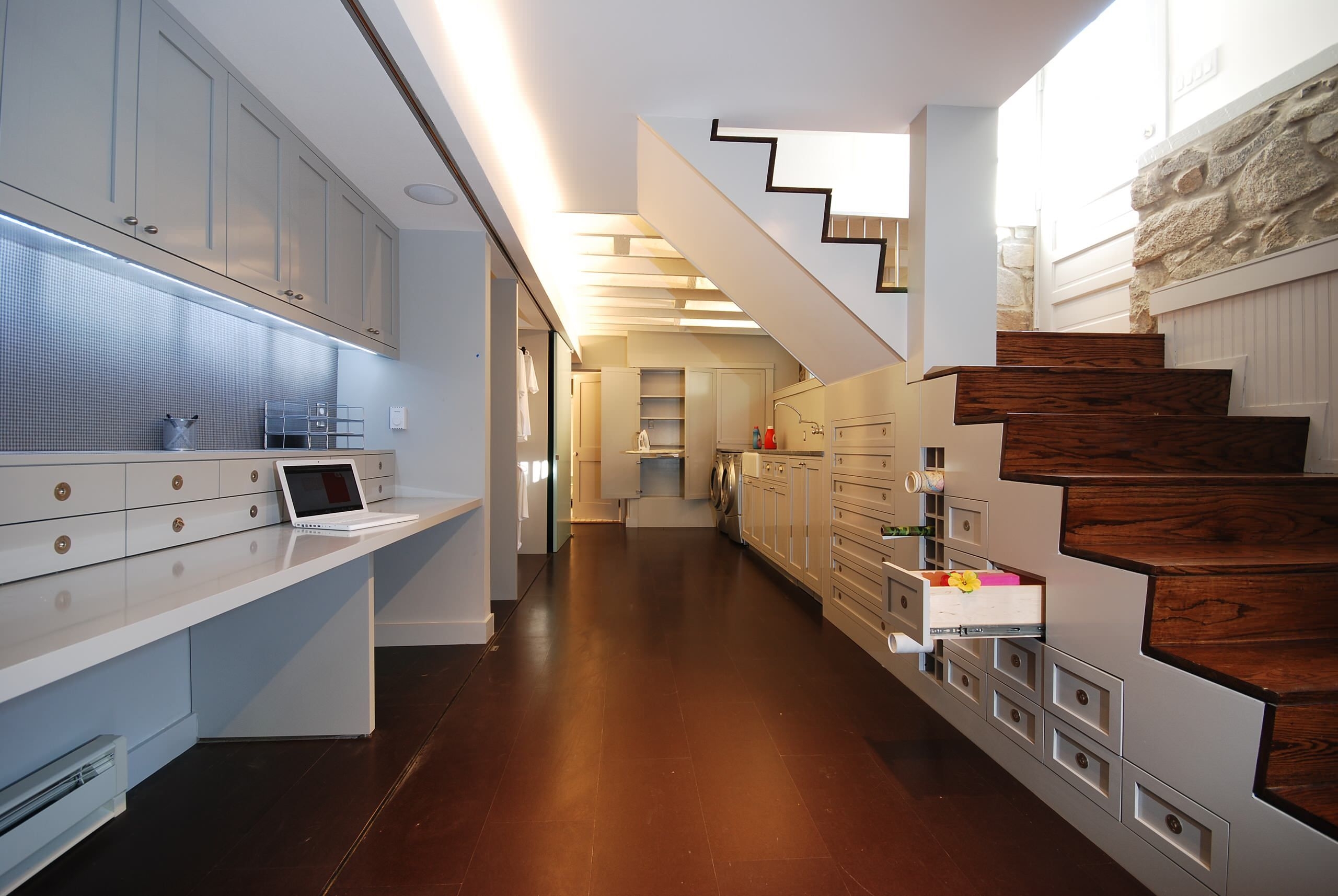 Квартиры на 7 этаже купить. Дизайн подвального помещения. Пространство под лестницей. Кухня под лестницей. Пространство под лестницей идеи.