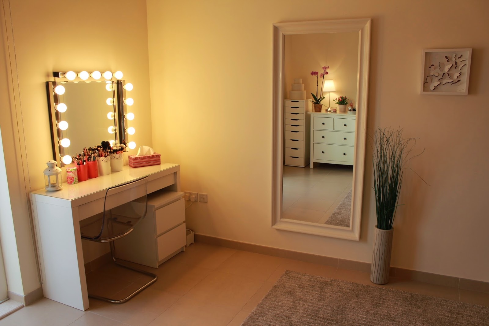 Makeup Vanity Table With Lighted Mirror, Bedroom Vanity Mirror With Storage