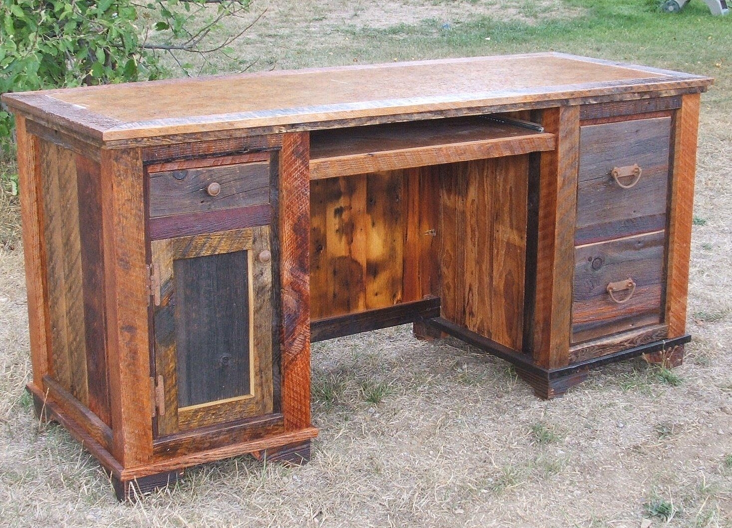 https://visualhunt.com/photos/10/country-roads-reclaimed-wood-computer-desk-by-idaho-wood-shop.jpg