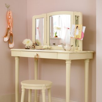 Furniture. Rectangle White Vanity Table With Lighted Wall ...