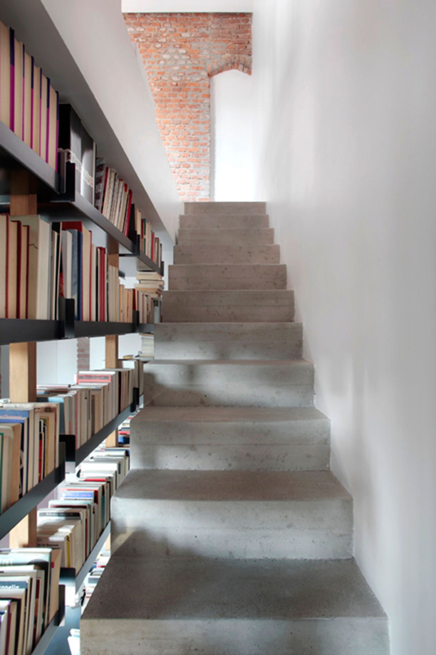 Staircases With Integrated Bookshelves - Stylish Space ...