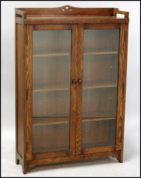 1061042: MISSION STYLE OAK BOOKCASE. : Lot 1061042