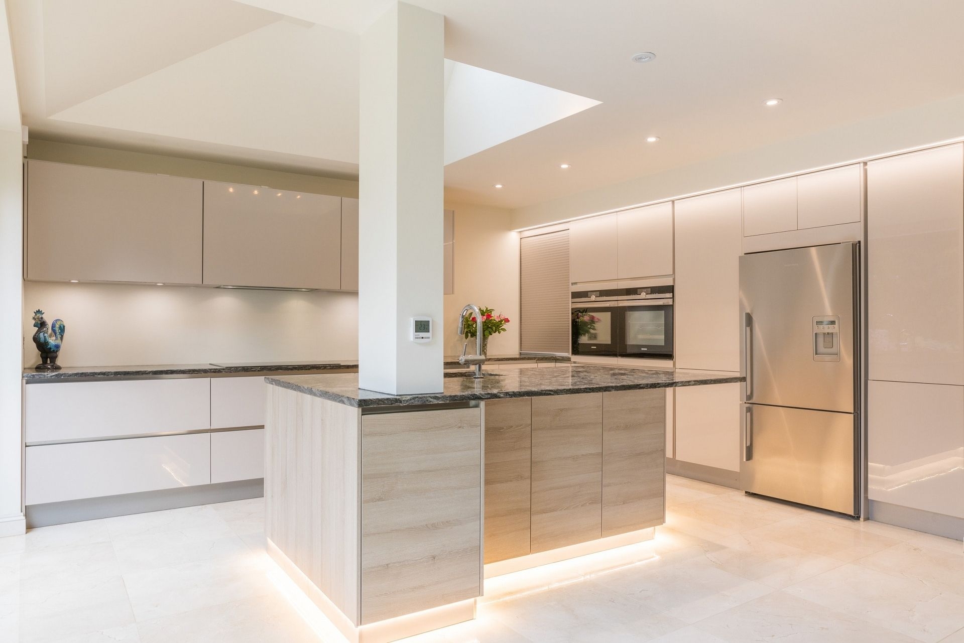 Featured image of post Floating Kitchen Island With Stools / Good places for islands include the center of a kitchen or to enclose an open floor plan kitchen in an l shape formation.