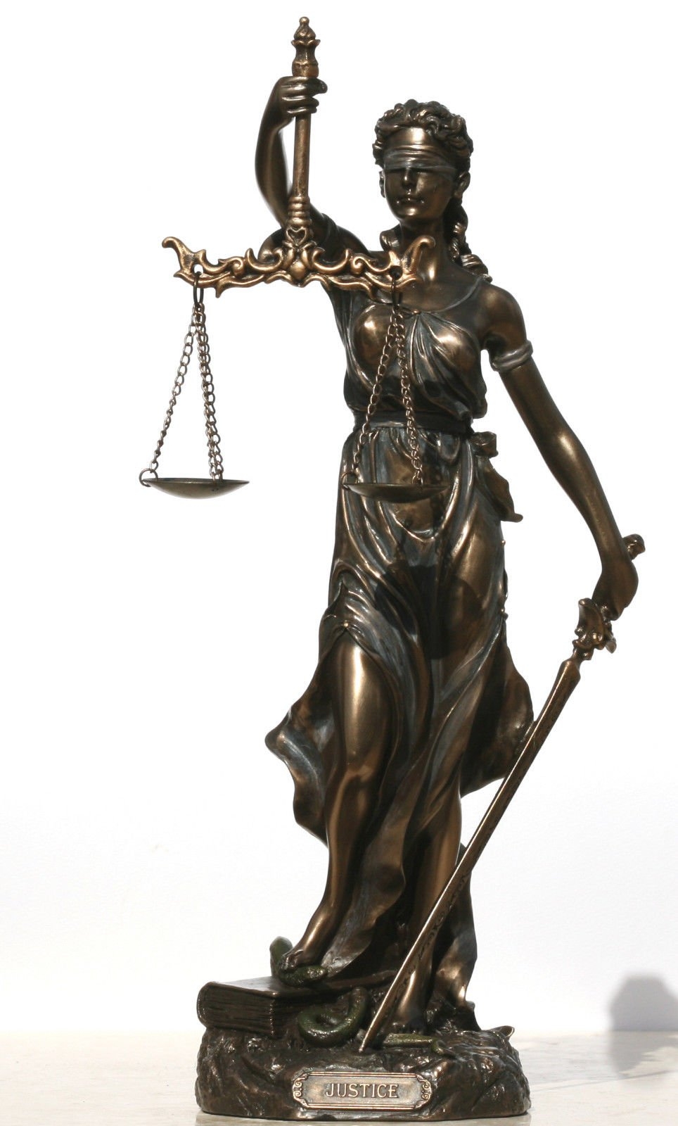 Жрец фемиды. Богиня правосудия Темис (Фемида). Фемида богиня правосудия скульптура. Статуя Богини правосудия Фемиды. Бронзовая статуэтка "богиня правосудия".