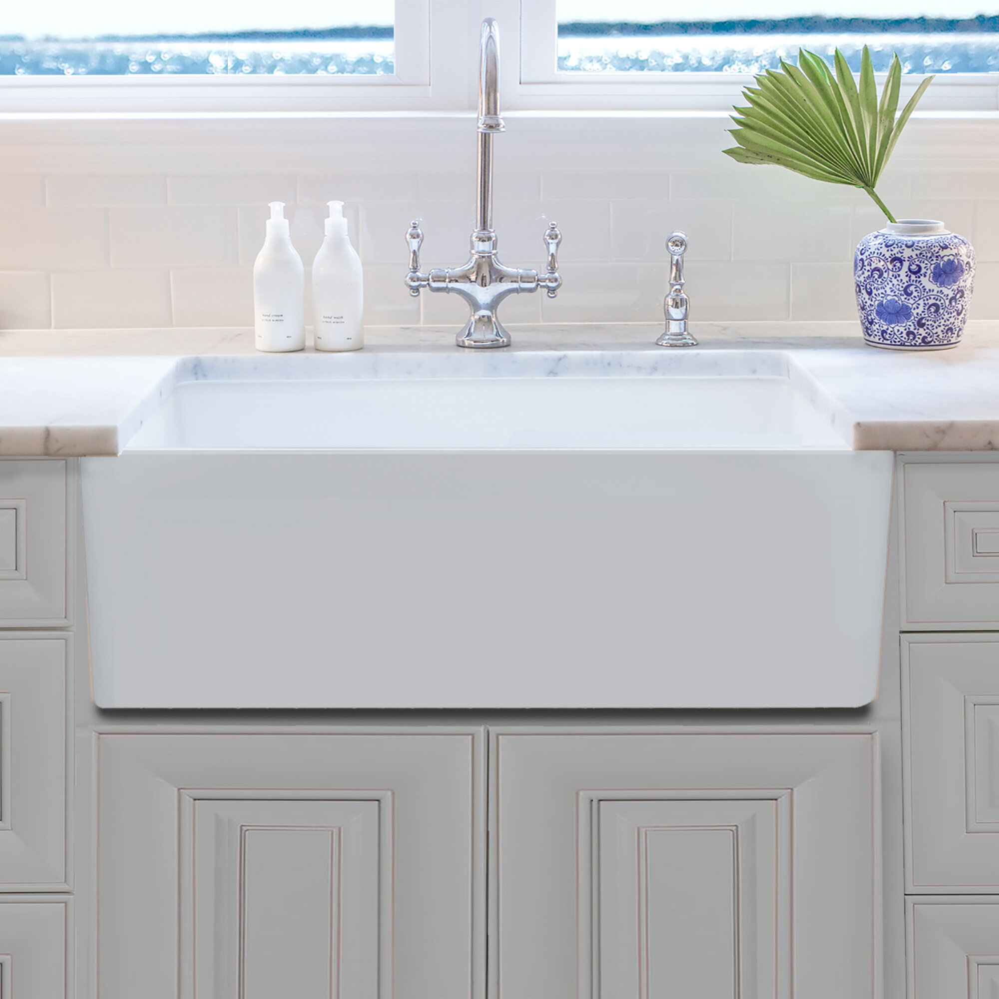 33" L x 20" W Farmhouse Kitchen Sink with Grid