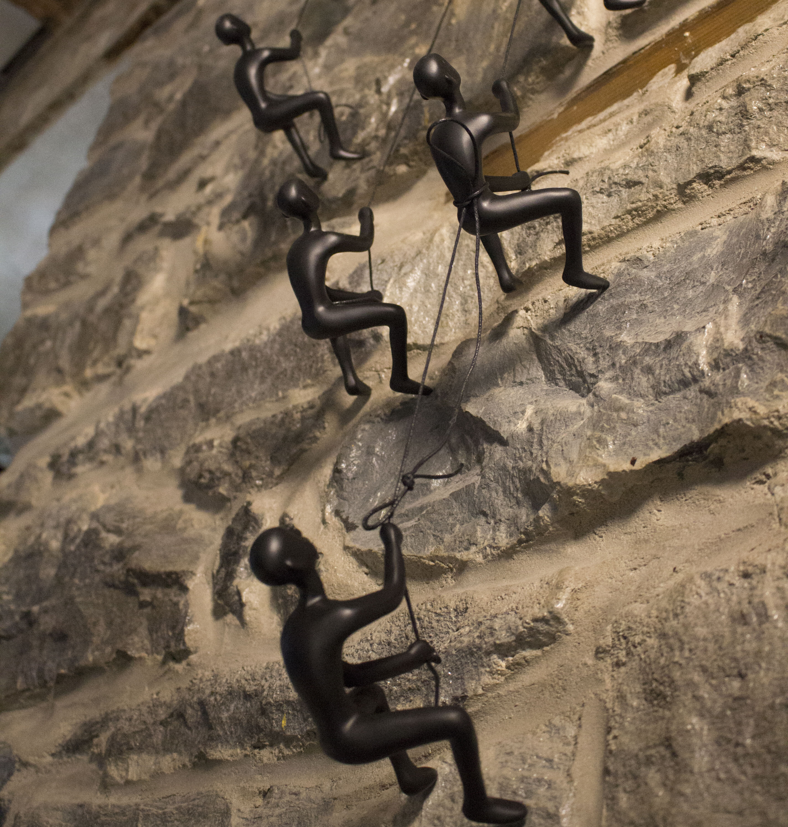 ミニチュアクライミングマンの彫刻 ロッククライマー 壁掛け Metal hanging, art metal NUNTCHI- wall  sculpture, man メタルウォールアート Miniature Climbing sculptures climber, rock