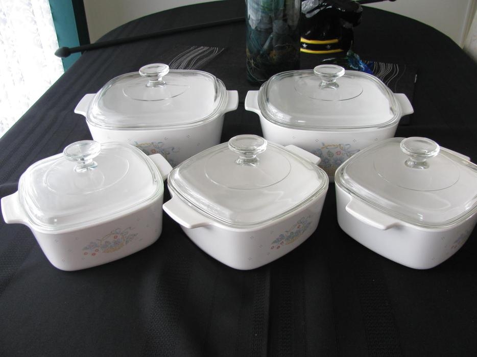 https://visualhunt.com/photos/12/5-corelle-serving-bowls-with-lids-south-nanaimo.jpg