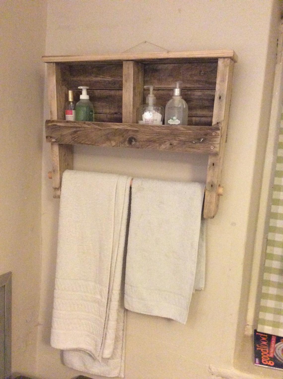 DIY Pallet Towel Rack with Shelf | Pallet Furniture Plans