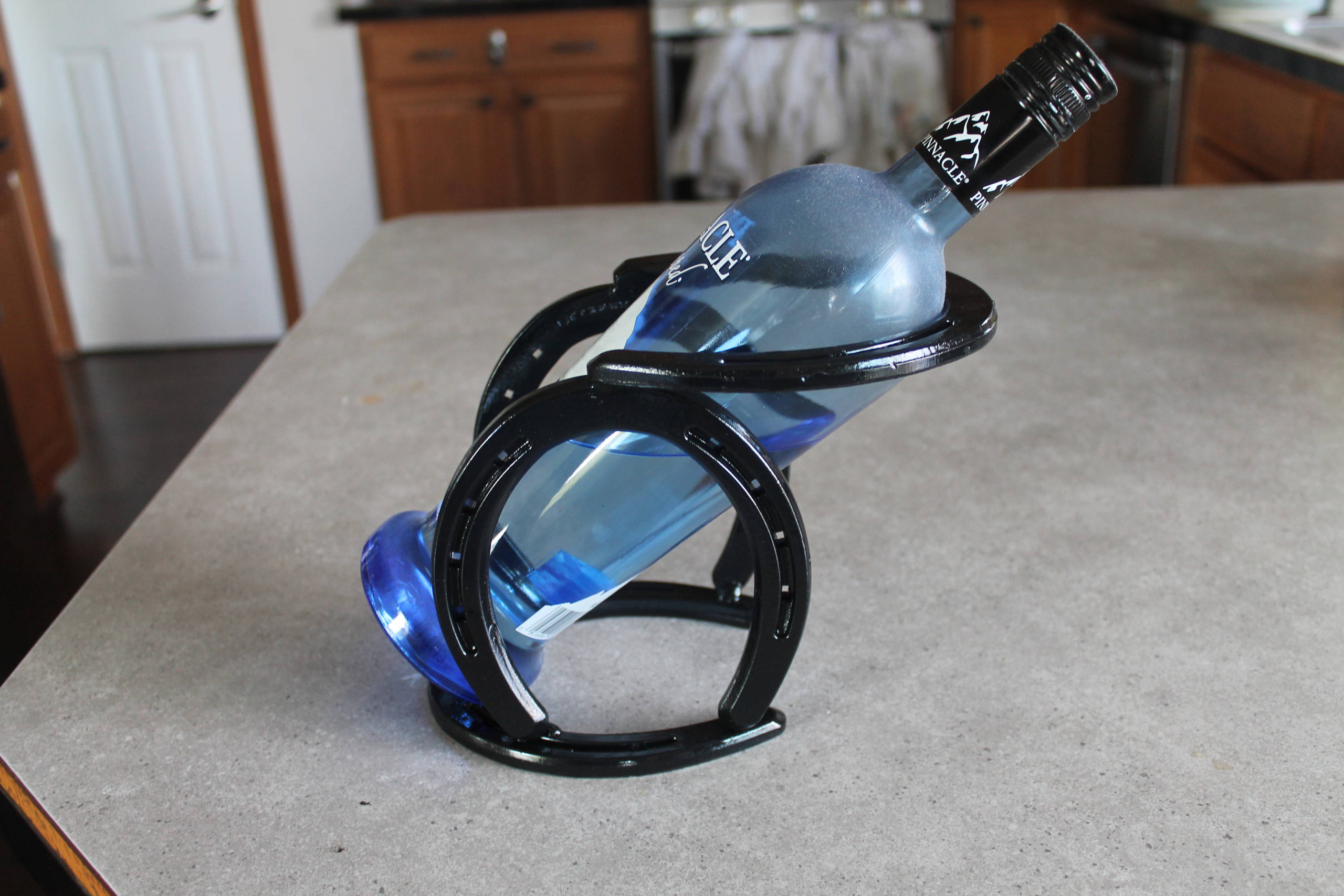 Horseshoe single wine bottle holder