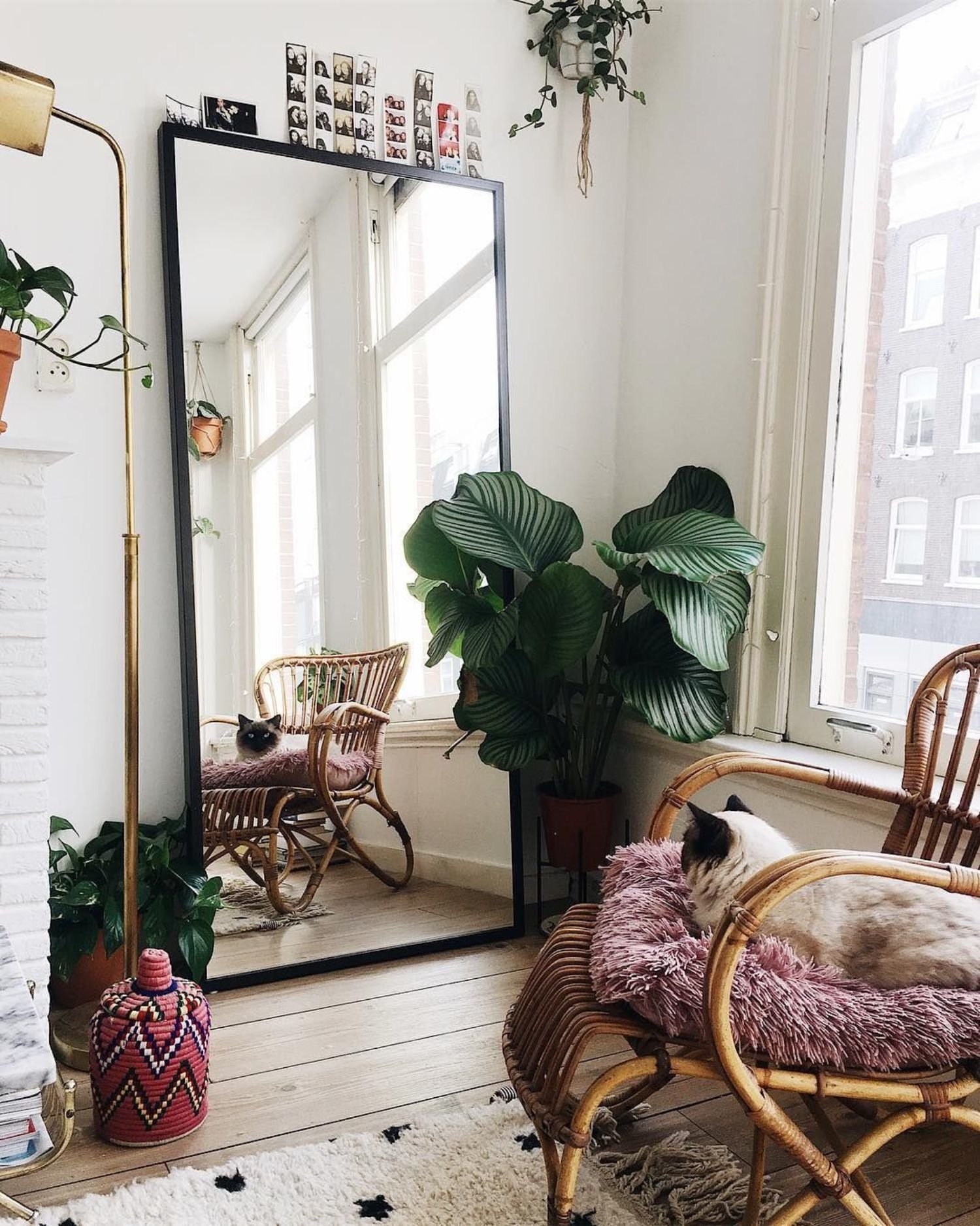 How to Use Living Room Wall Mirrors the Right Way