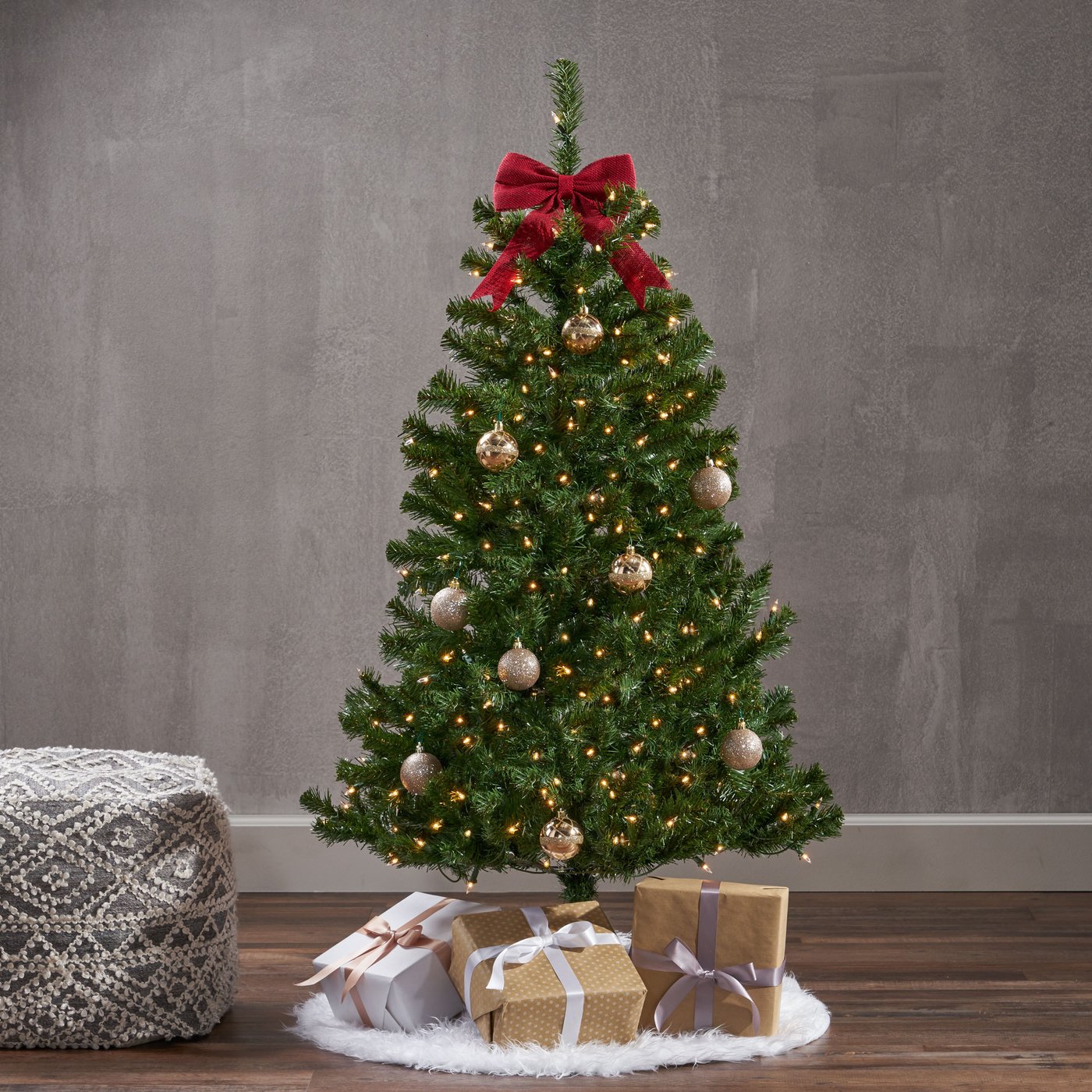 4 Expert Tips To Choose An Artificial Christmas Tree - VisualHunt