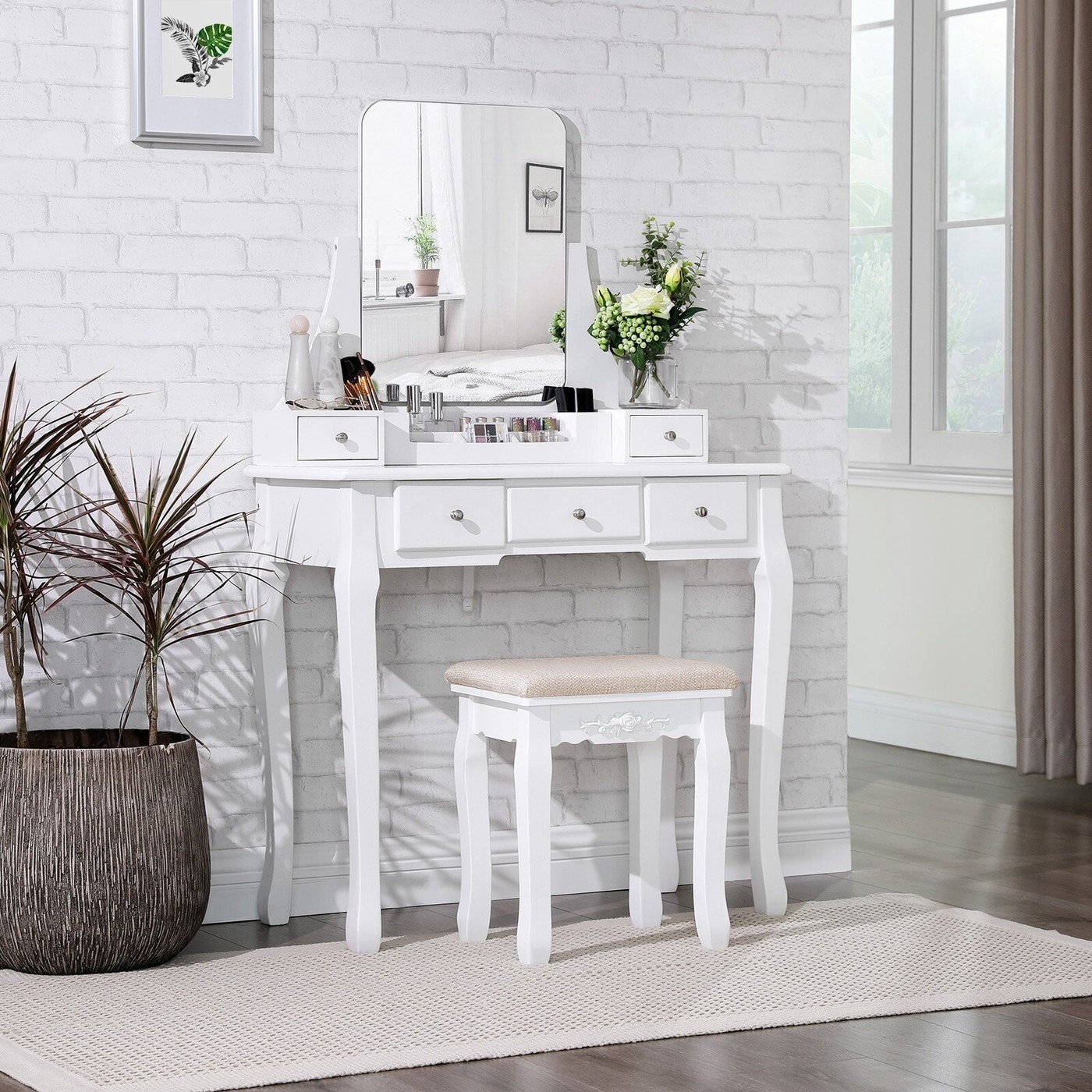 Modern Makeup Vanity - VisualHunt