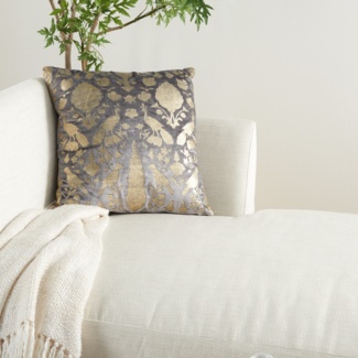 https://visualhunt.com/photos/23/allan-velvet-throw-pillow.jpg?s=wh2