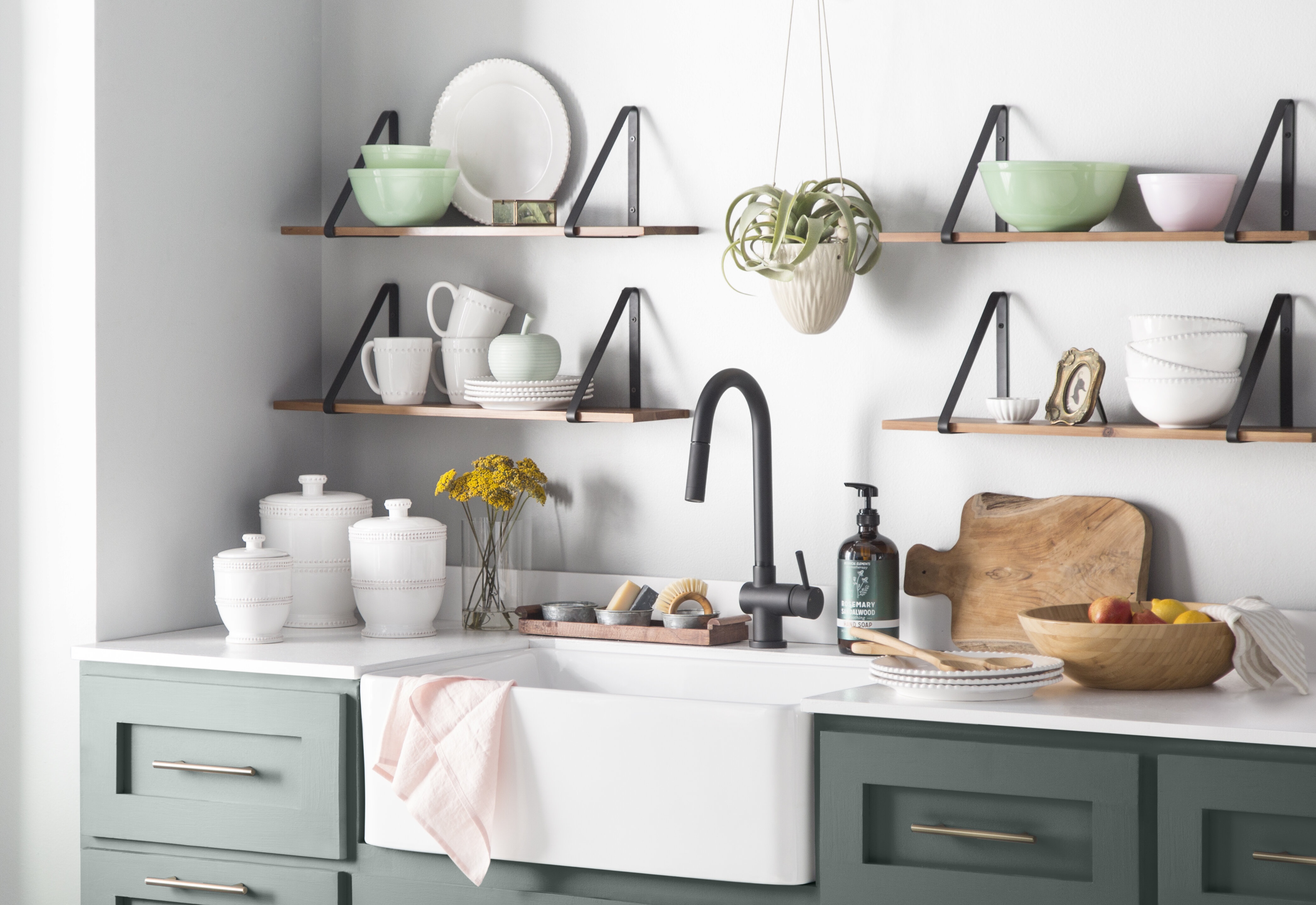 Edgware 30'' W Single Bowl Fireclay Farmhouse Kitchen Sink with 1 Faucet Hole