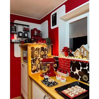 Floral prints in retro kitchen design