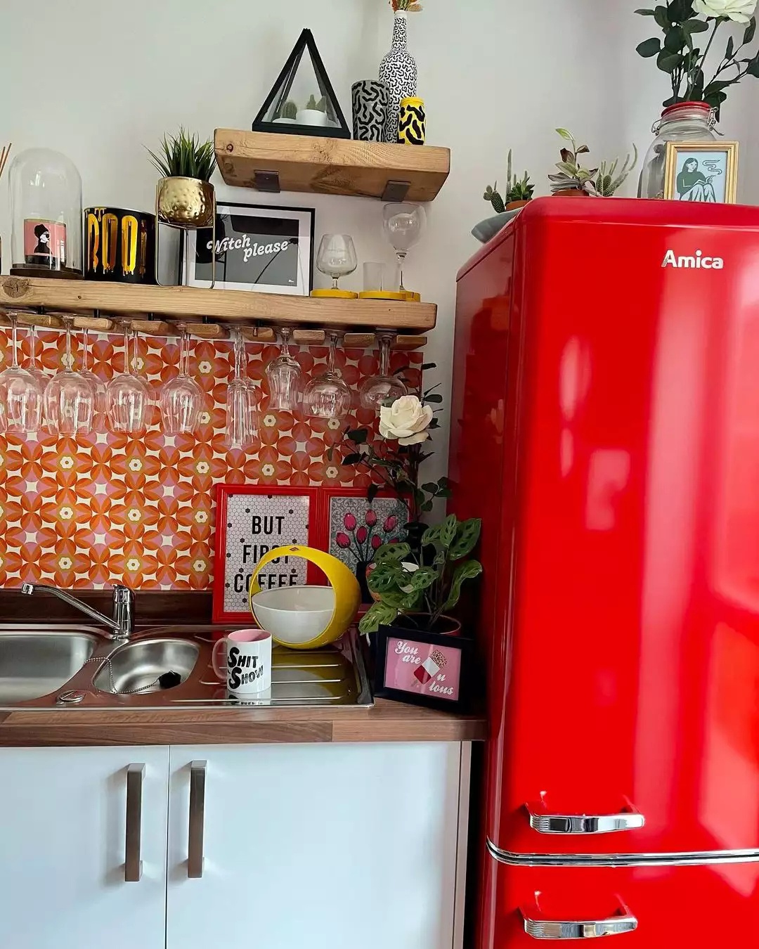 Geometric backsplash in retro kitchen