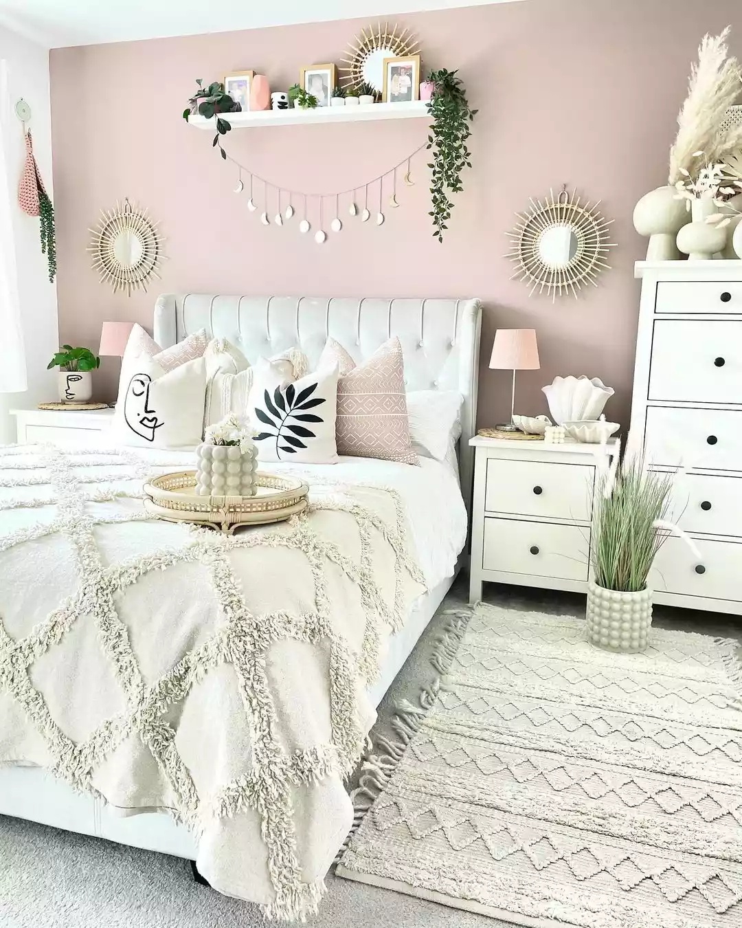 Pink and white aesthetic room hotsell
