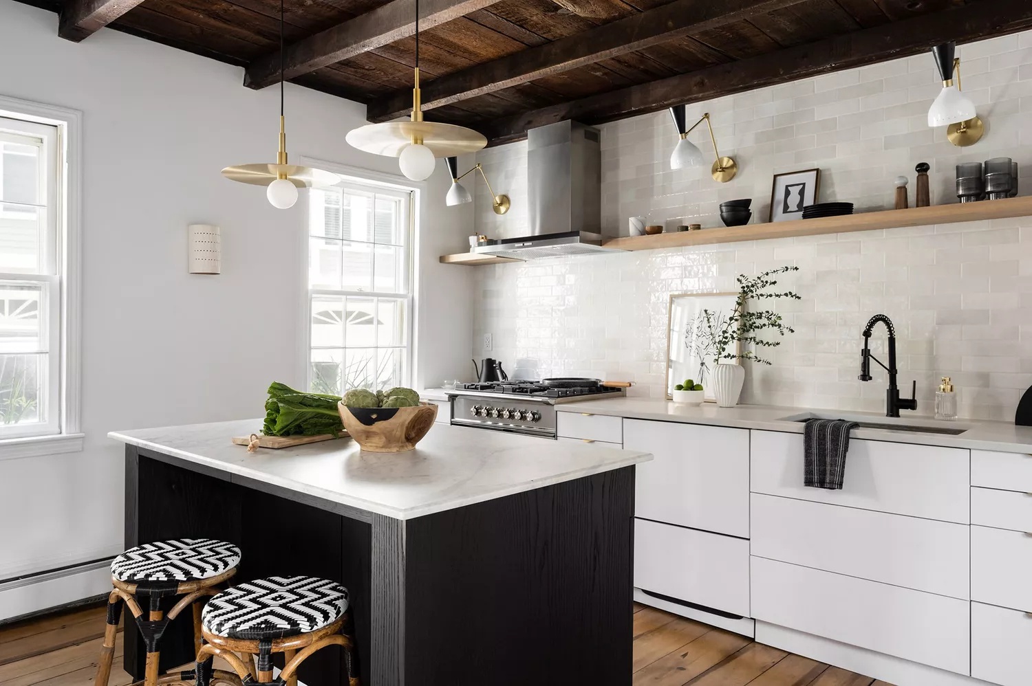 34 Timelessly Elegant Black And White Kitchens - DigsDigs