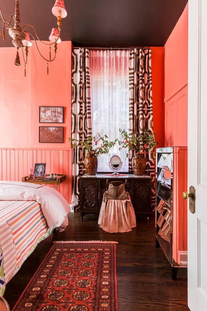 Glamorous bedroom with pink and brown contrast
