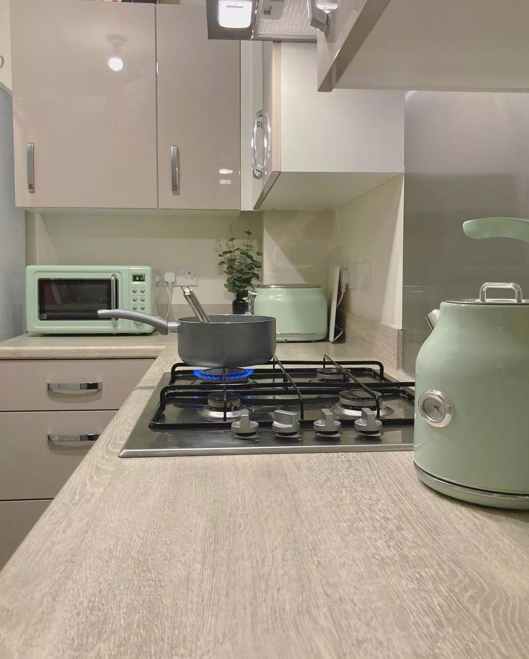 Retro kitchen flair for renters