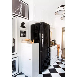 https://visualhunt.com/photos/23/sunny-black-white-kitchen-black-white-tile-flooring-vintage-style-fridge-monochrome-wall-art.jpeg?s=wh2