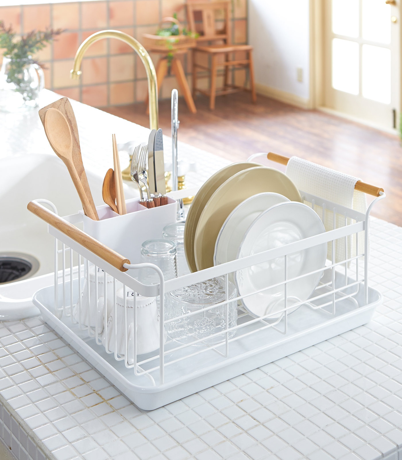 https://visualhunt.com/photos/23/tosca-yamazaki-home-dish-rack-with-removeable-drainer-tray-steel-wood-handles-utensil-holder.jpg