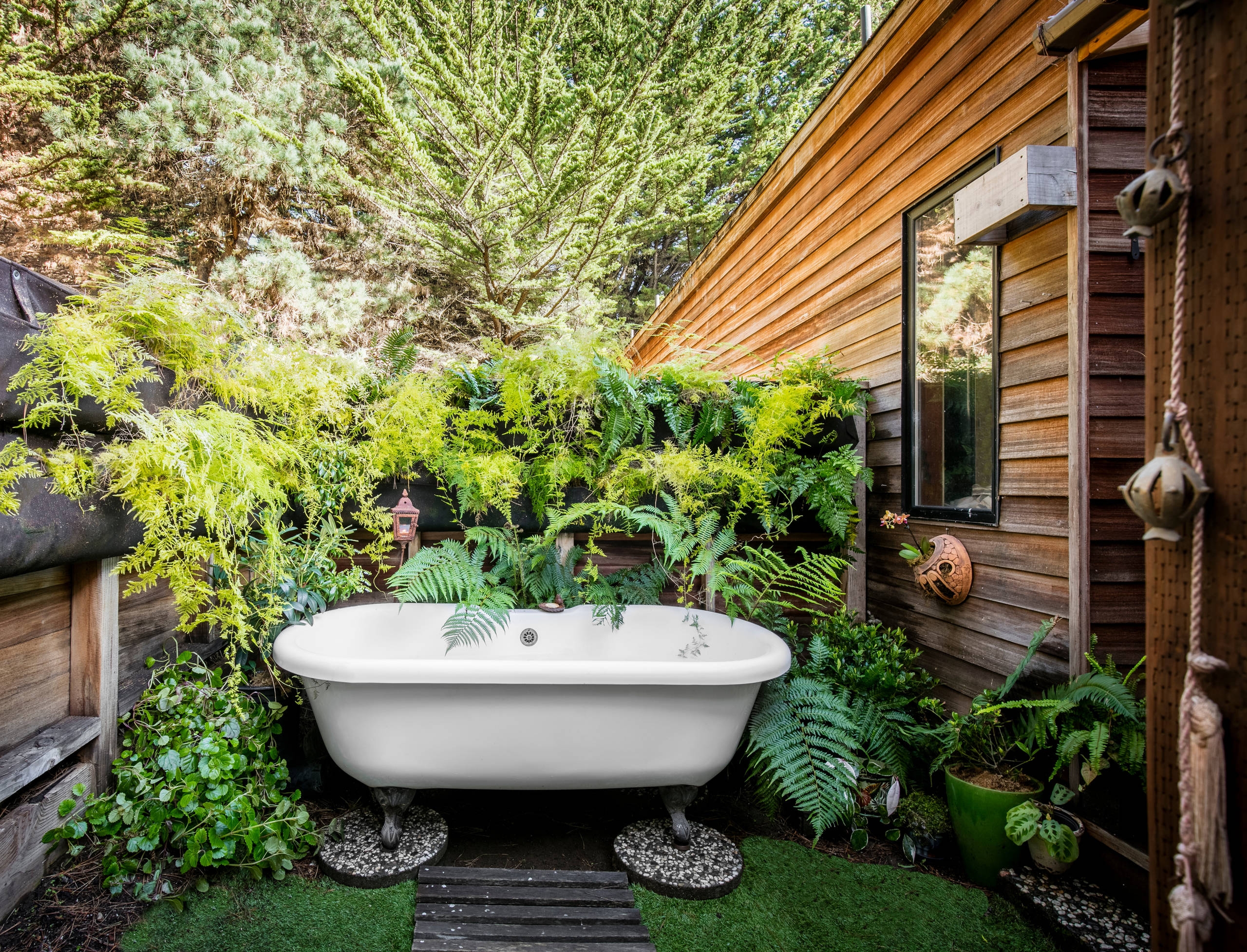 Clawfoot Bathtub: Pebble Bases and Fern Wall Backyard Spa Oasis