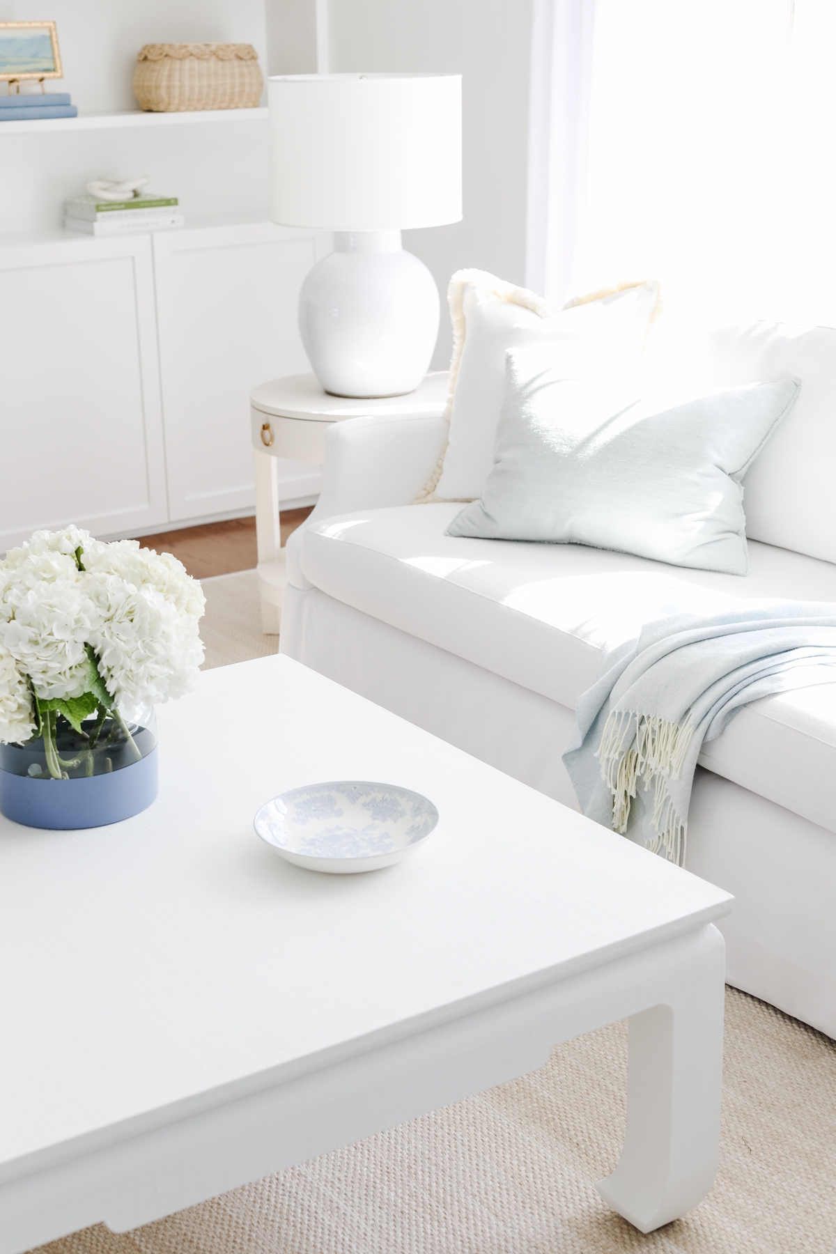 Coffee Table: Crisp White Finish and White Coffee Table Styling