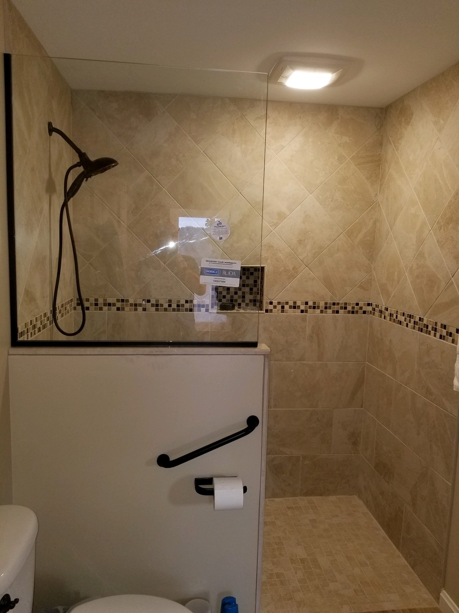 Frameless Splash Panel with Pony Wall Integration and Grab Bar