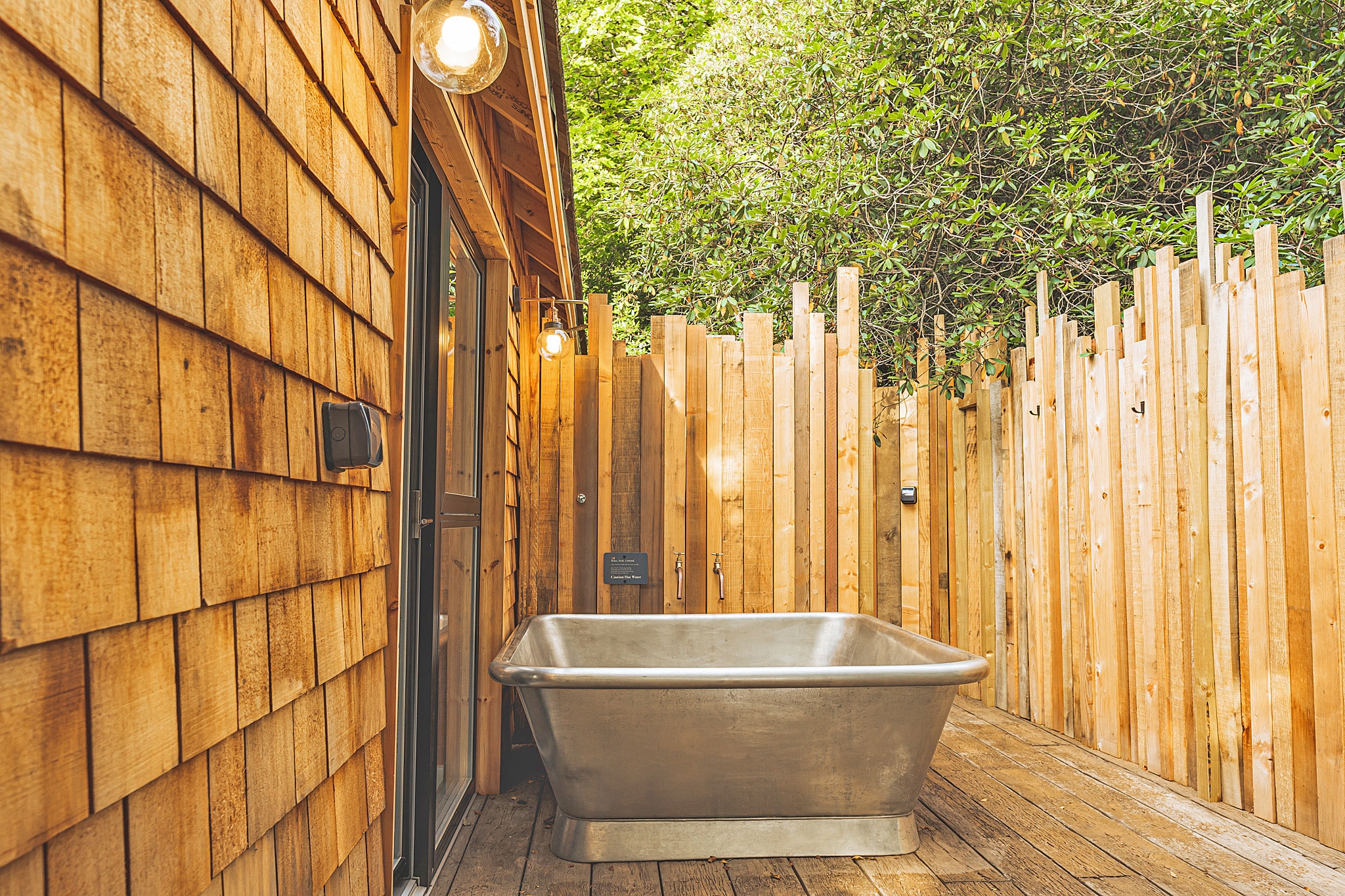 Freestanding Bathtub: Staggered Fence and Outdoor Metal Soaking Tub