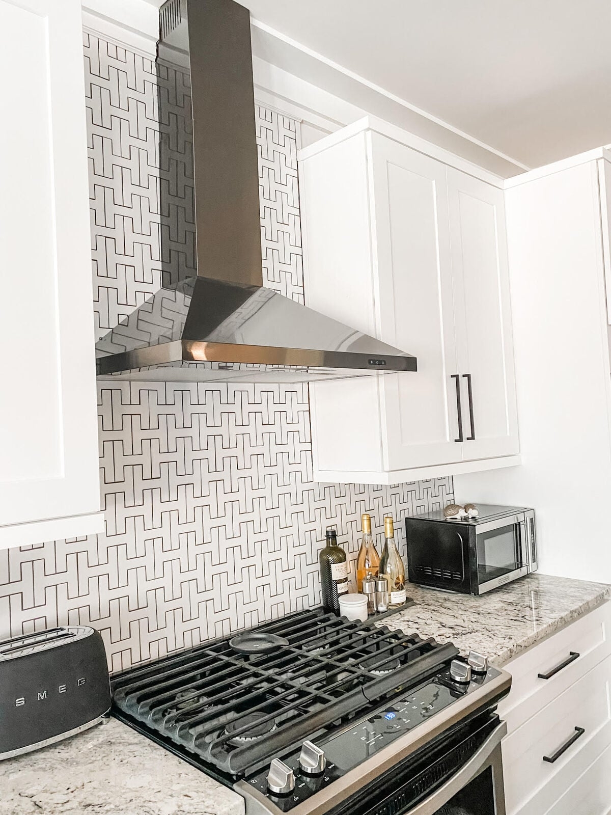 Kitchen Backsplash Interlocking Chain Pattern Graphic Tile Design
