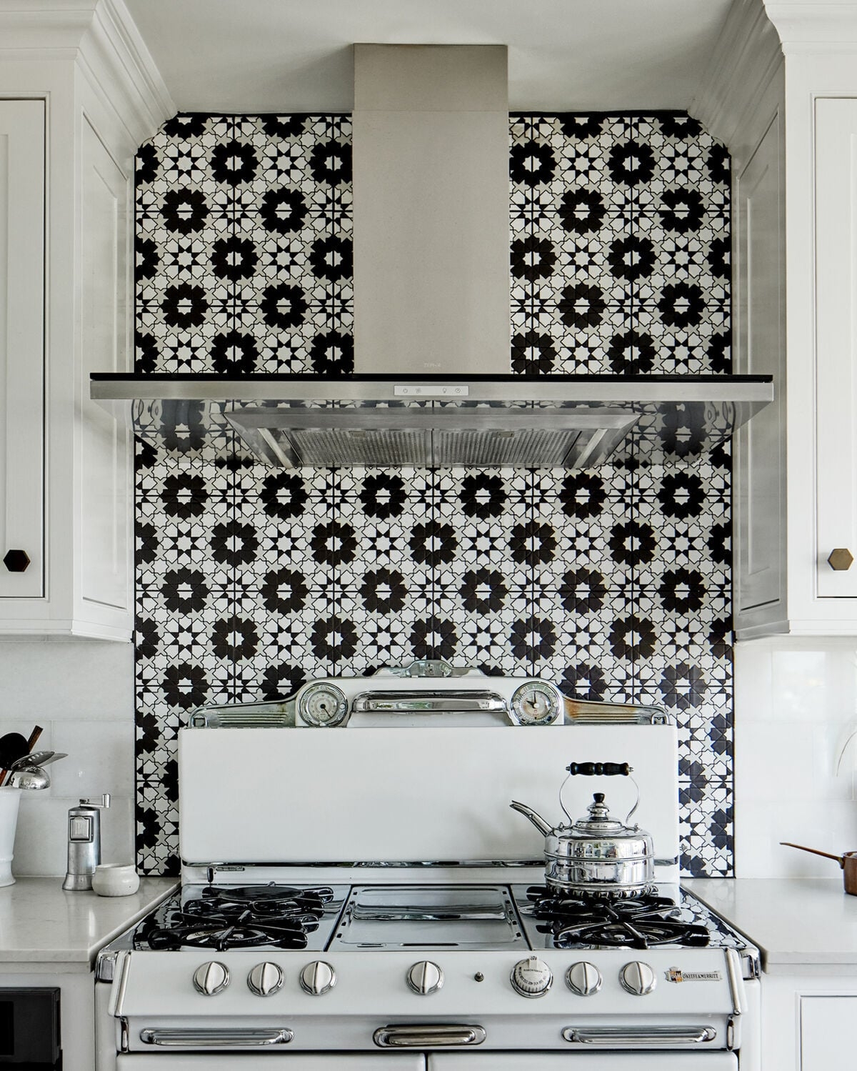Kitchen Backsplash Star Pattern Tile with Vintage Range Style