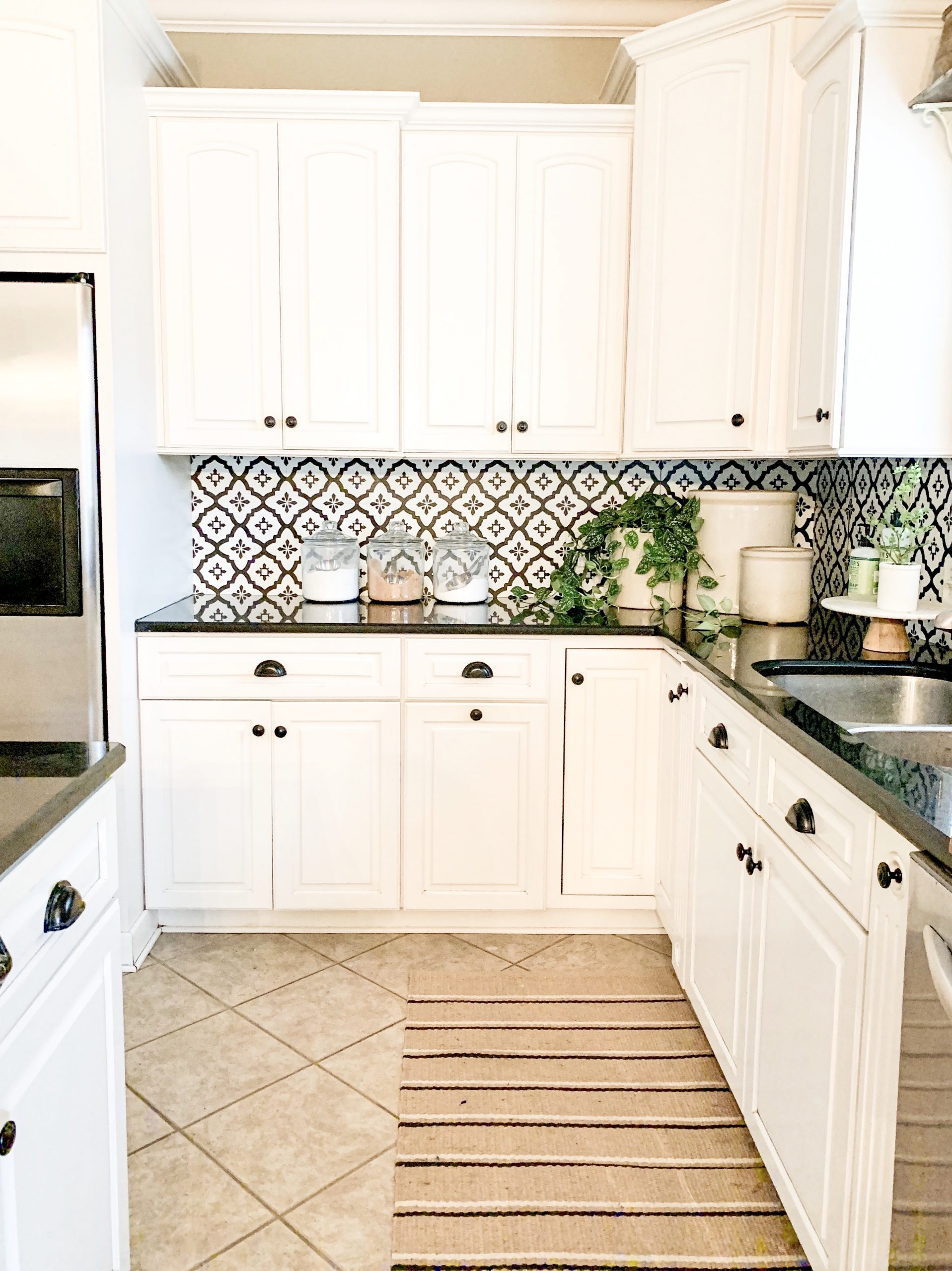 Kitchen Cabinetry Quatrefoil Pattern with Creamy Shaker Doors