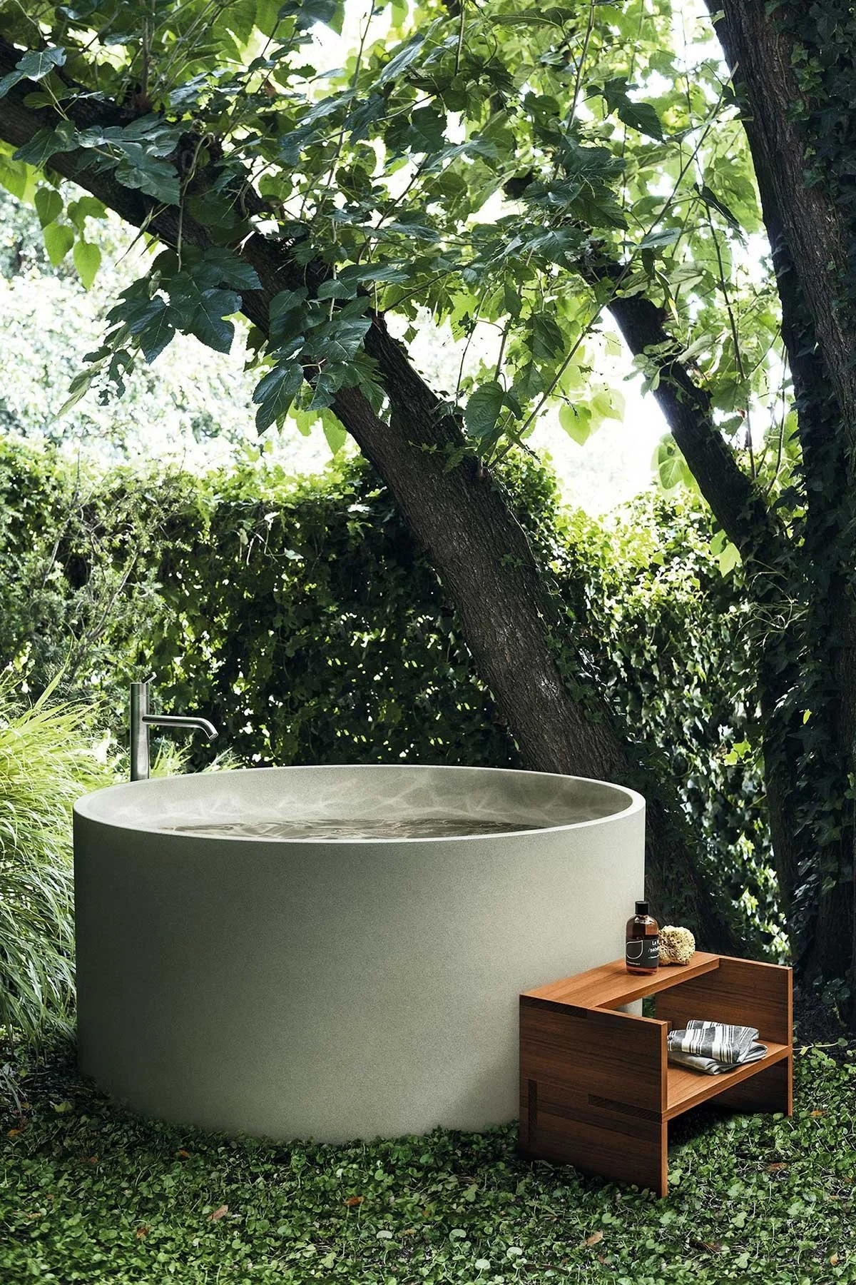Outdoor Bathtub: Cylindrical Shape and Modern Outdoor Spa Design