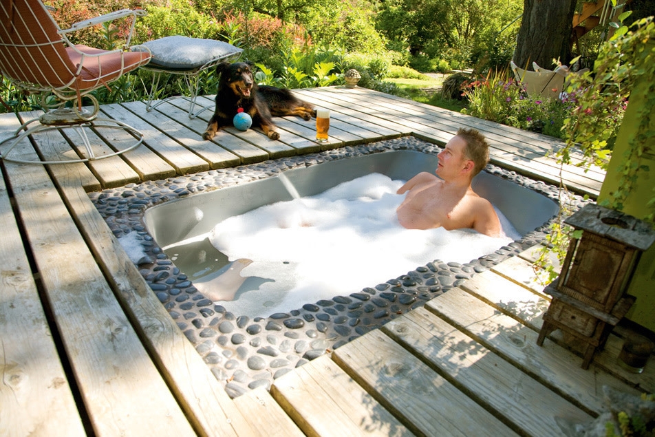 Outdoor Soaking Tub: Sunken Deck and Outdoor Spa with Pebble Border
