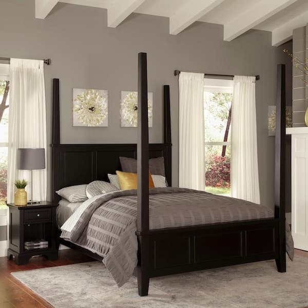 Poster Bed with Recessed Panels and Transitional Style