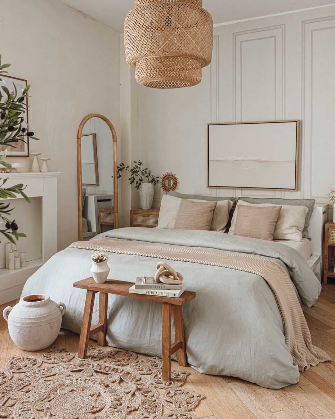 Round Jute Area Rug: Organic Modern Bedroom Decor & Tiered Light