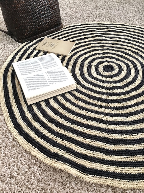 Round Rug Circular Silhouette Handwoven Concentric Stripe Decor