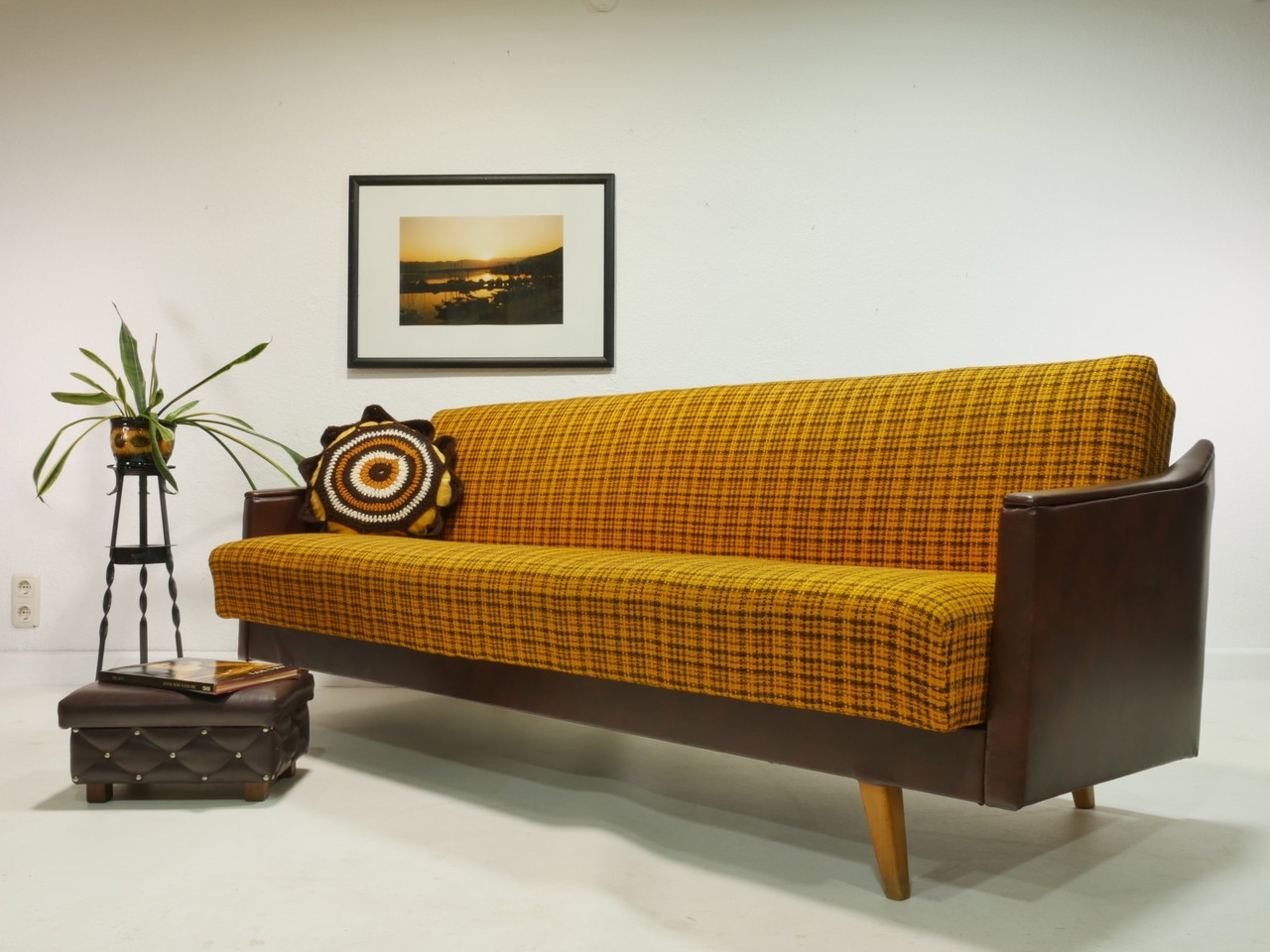 Sofa Bed: Sleeper Function Retro 60s Daybed in Plaid