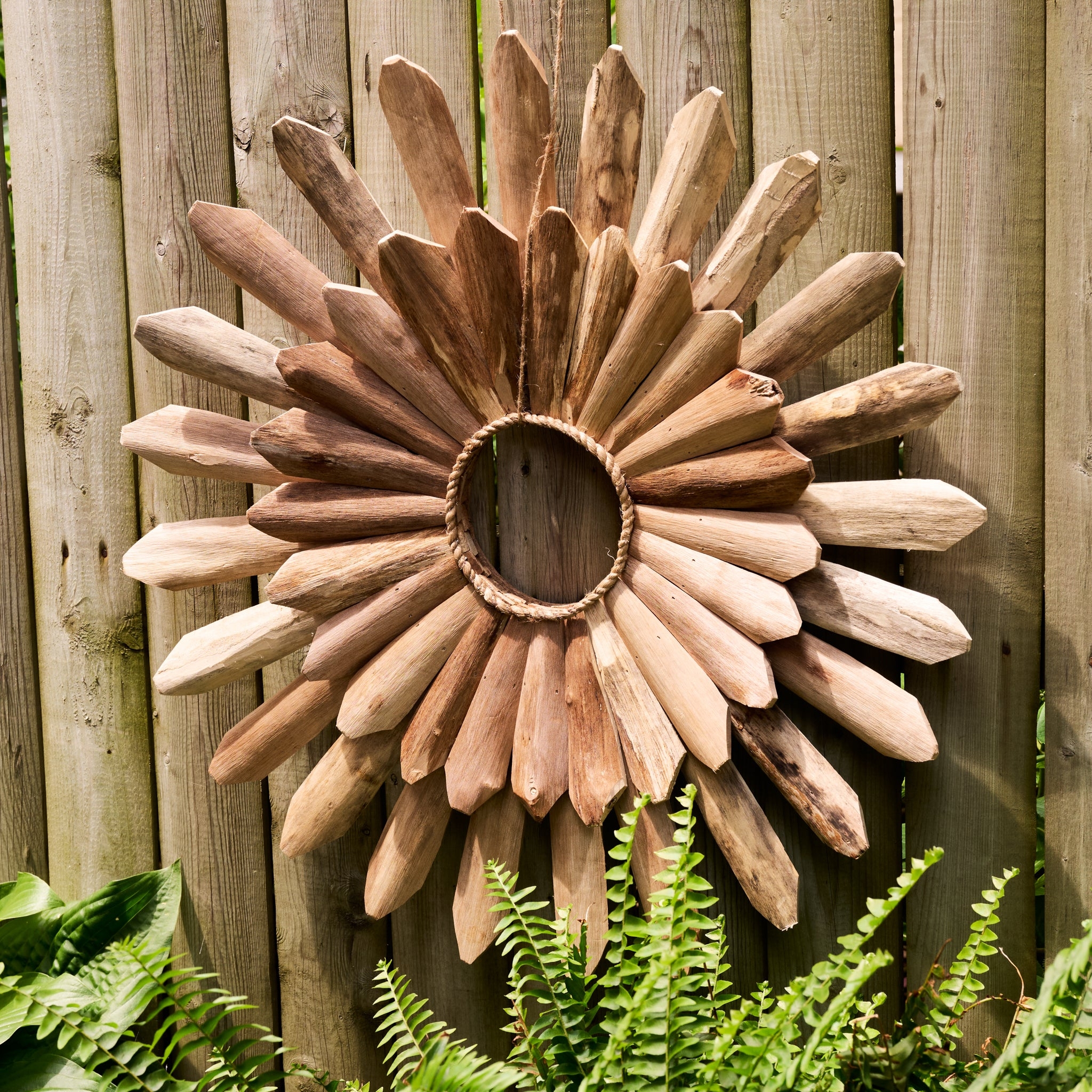 Wall Decor: Layered Spokes Daisy Motif Rustic Garden Accent