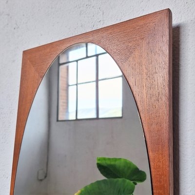 Wall Mirror: Arched Inner Frame with Wood Grain Texture