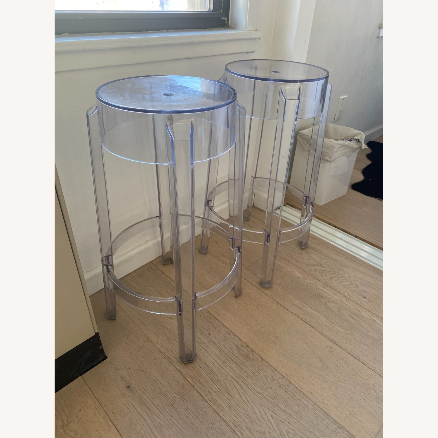 Bar Stool: Circular Seat Minimalist See-Through Chair