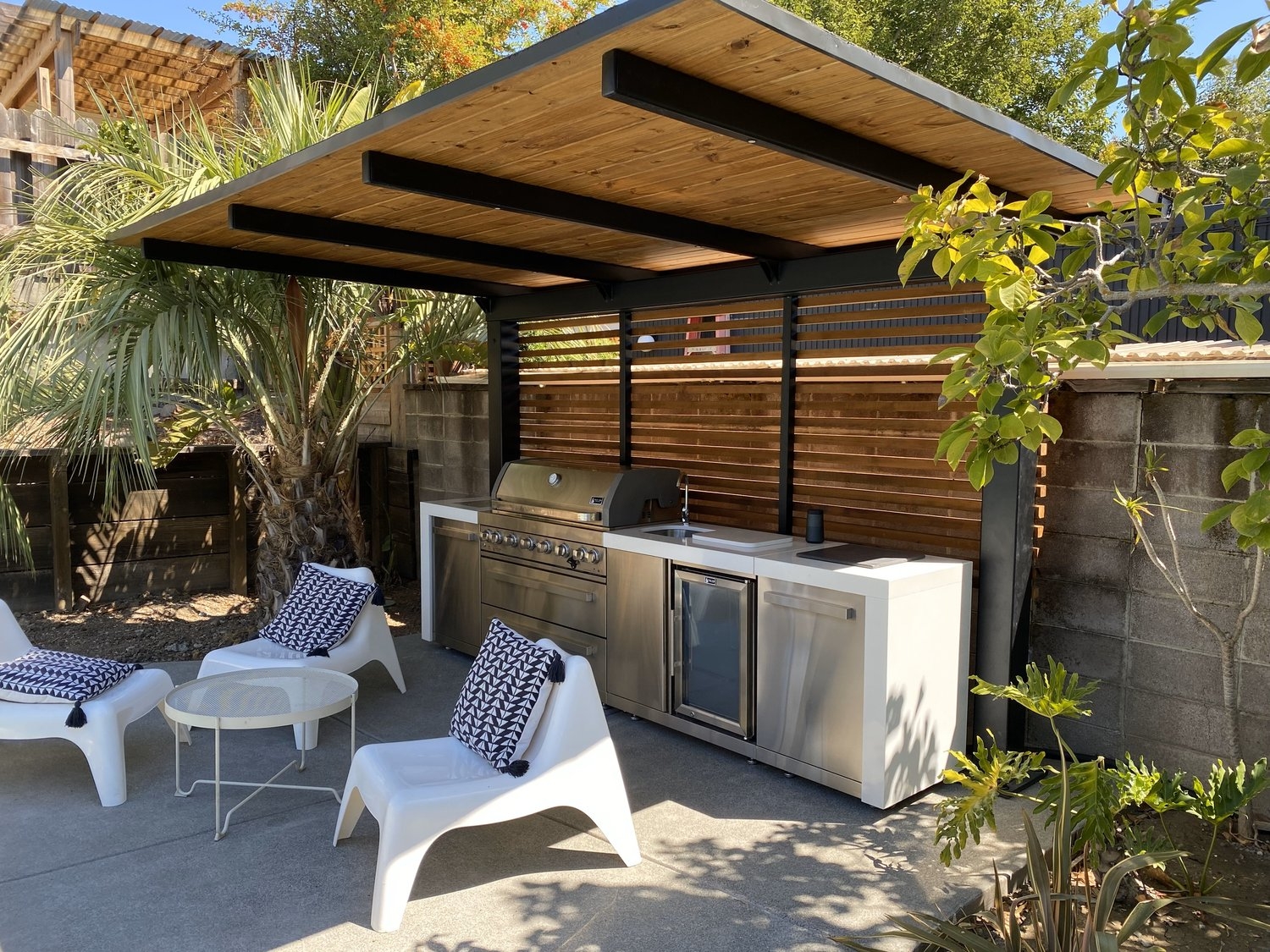 Cantilever Pergola Design with Straight Joists & Wood Slats