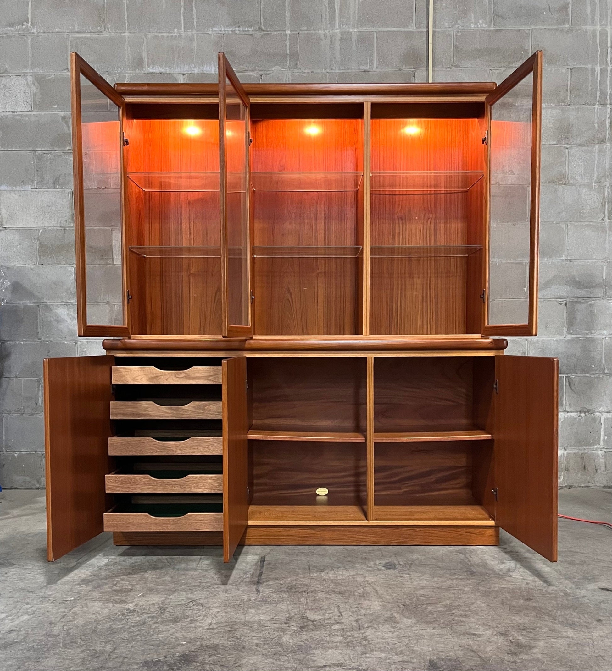 China Cabinet Interior Lighting Bullnose Teak Hutch