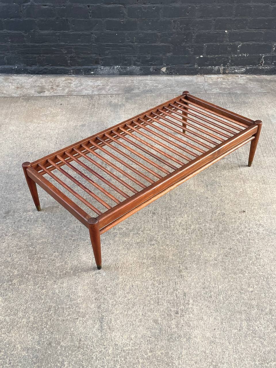 Daybed With Slatted Platform and Round Legs With Ferrules