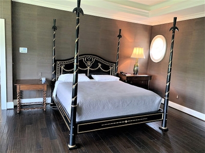 Four Poster Bed displaying Gold Vine Detailing and Finials